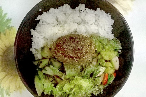 Szezámos répafasírt, rizzsel, salátával